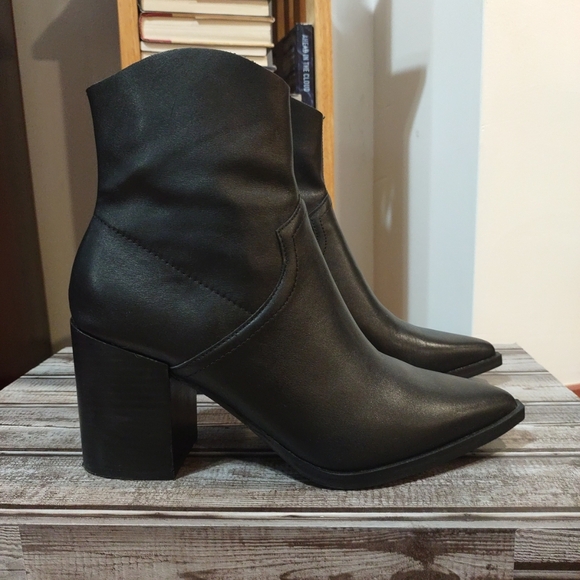 Women's Steve Madden Black Leather Ankle Booties Size 10 - Picture 2 of 6